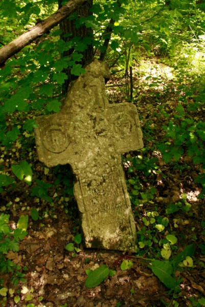 crucea strajer din padurea cernica